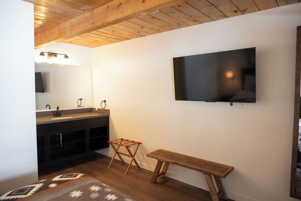 High Creek Lodge & Cabins Standard Room, 1 Queen Bed 4