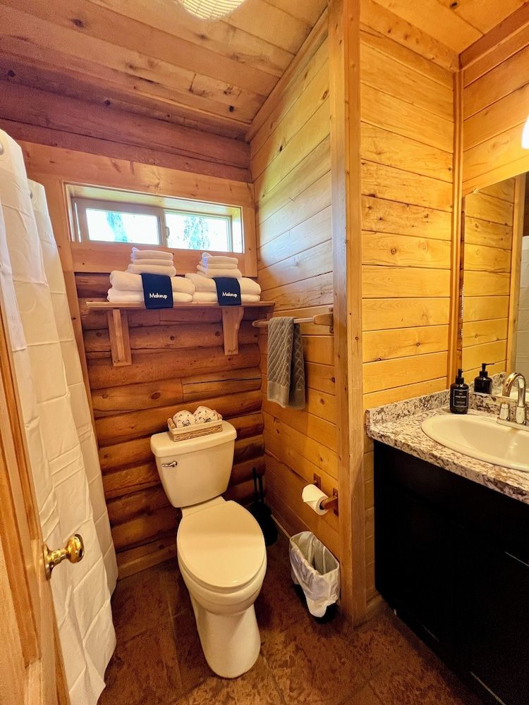 High Creek Lodge & Cabins One Bedroom Cabin Plus 2