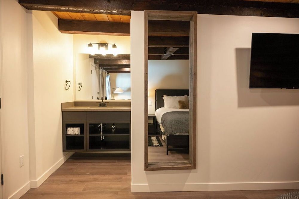 High Creek Lodge & Cabins Standard Room, 1 King Bed 4