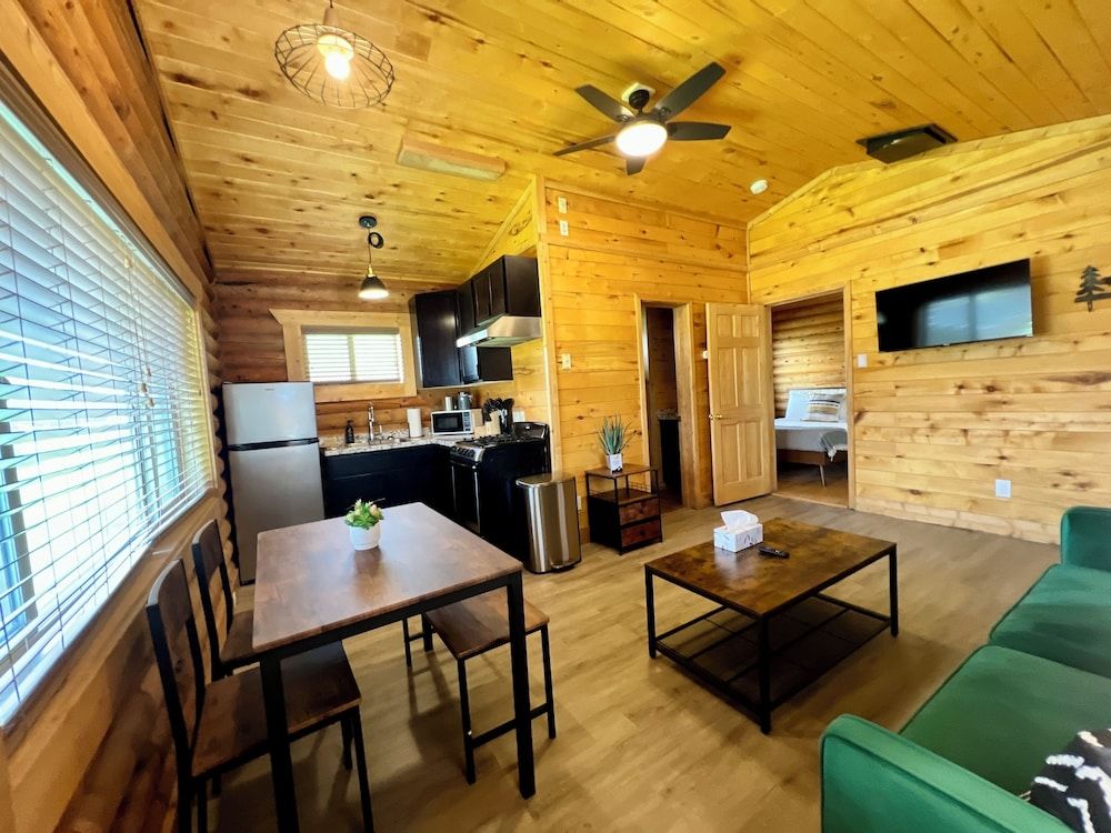 High Creek Lodge & Cabins One Bedroom Cabin Plus 4