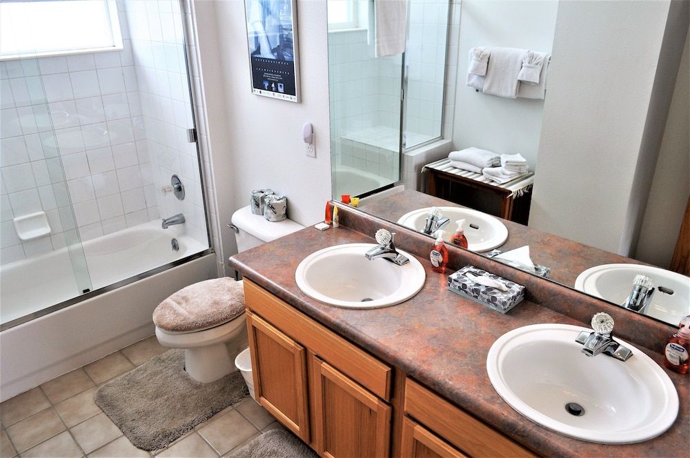 Townhome, Multiple Beds (Forest Park 3 bed 4 Bath Twnhm HTJM)