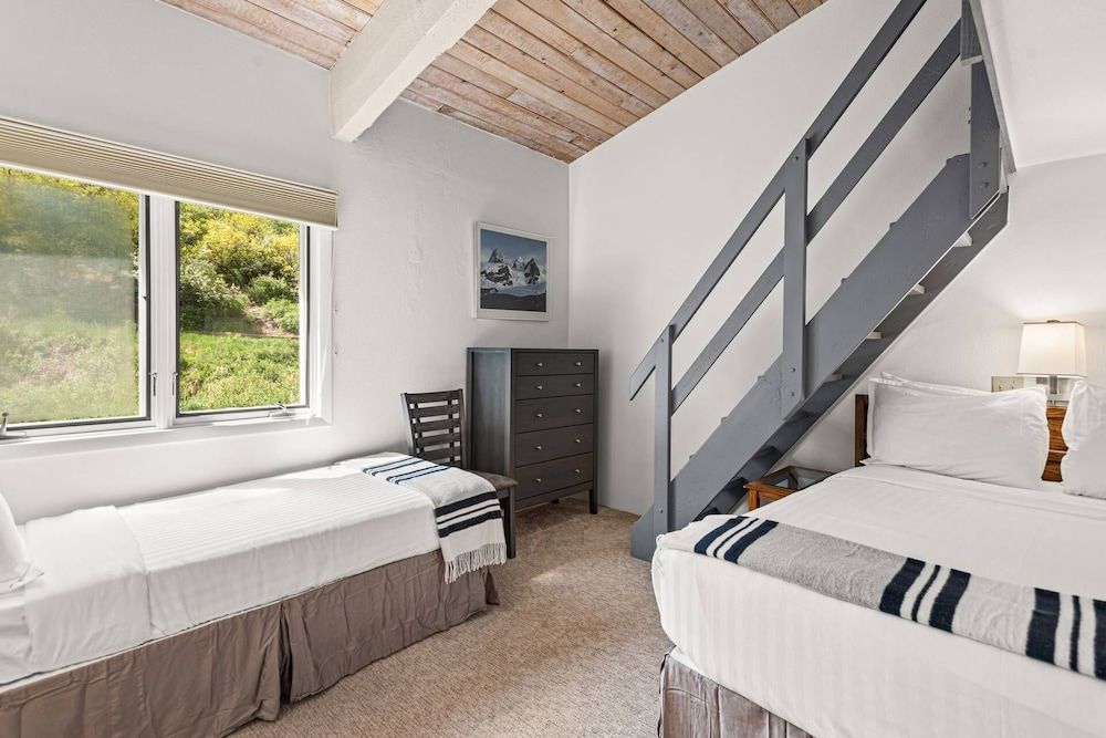 Condo (Woodbridge Unit 29E)