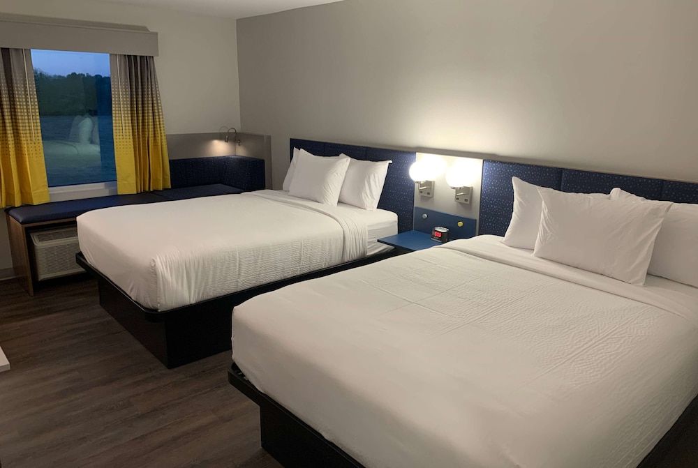 Room, 2 Queen Beds, Non Smoking, Corner (Wide Bathtub)