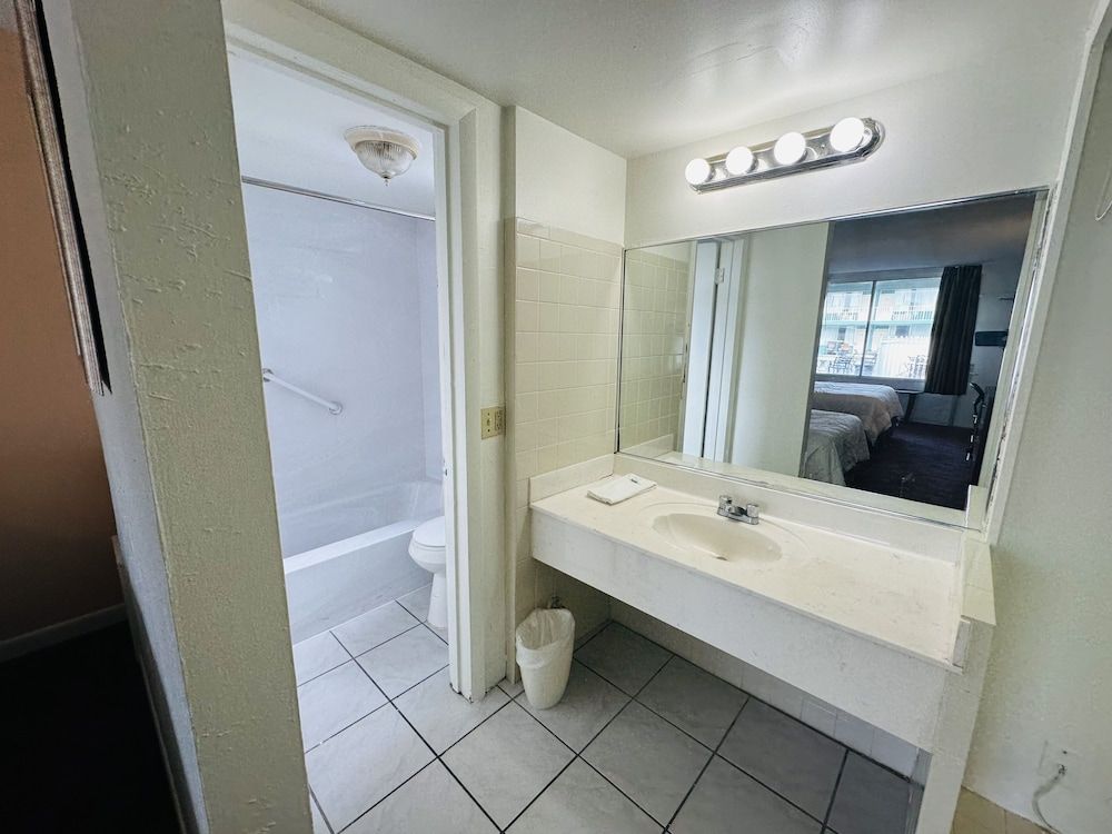 Boca Inn Standard Room, 2 Double Beds, Smoking 5