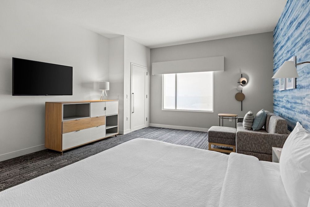 Studio, 1 King Bed (Mobility Accessible, Tub)