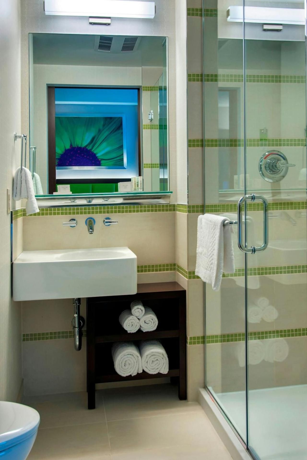 Studio with Two Queen Beds and Roll-In Shower - Mobility Accessible