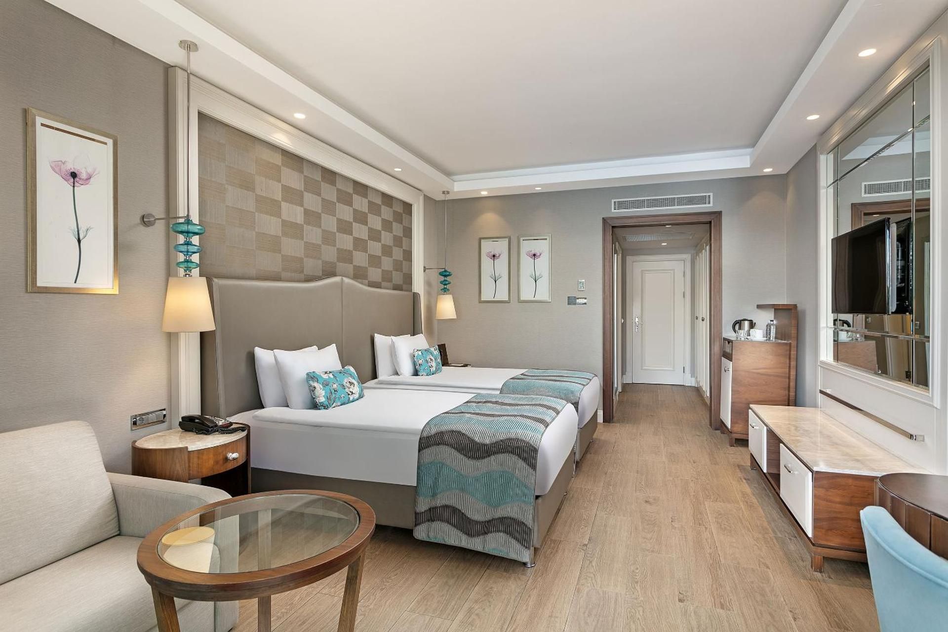 Family Pool Suite (Swim-up)