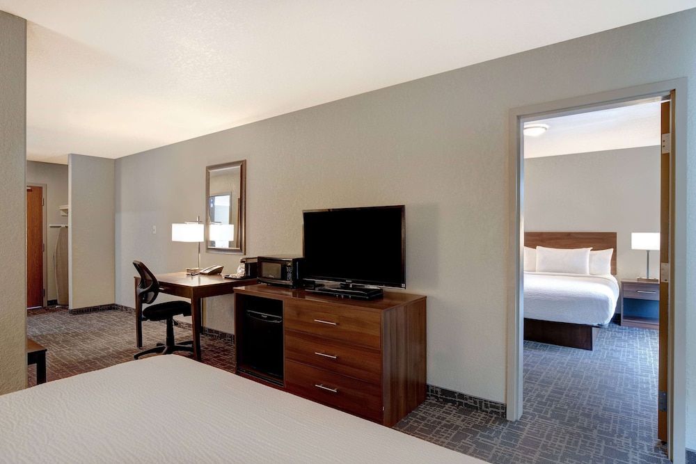 Suite, 1 Bedroom, Non Smoking (1 King, 1 Queen Bed)