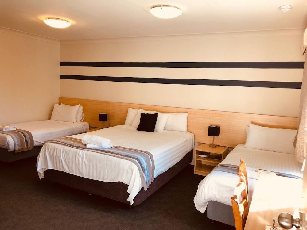 Red Cedar Motel Basic Quadruple Room, 1 Bedroom 2