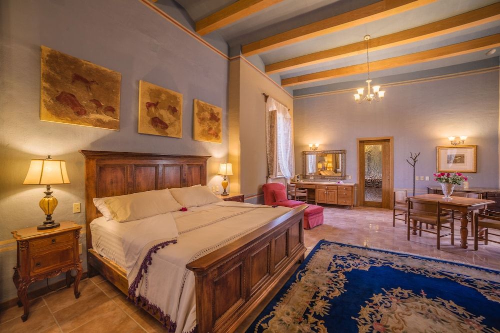 Superior Suite, 1 King Bed, Jetted Tub