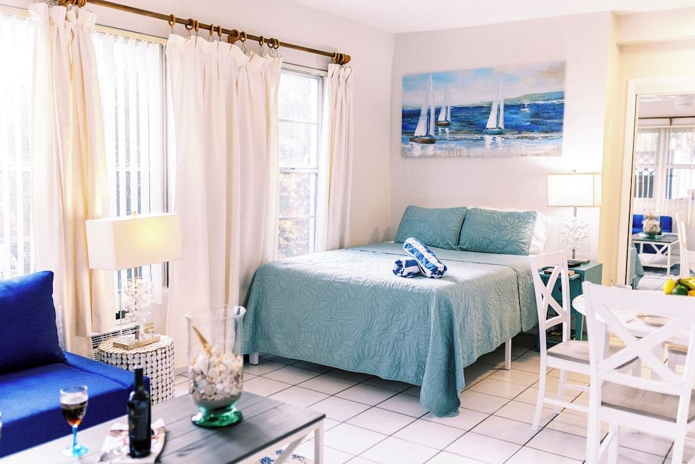 Beachside Gardens Apartments by Lowkl Superior Queen Studio w/ Kitchen & Sofa Bed