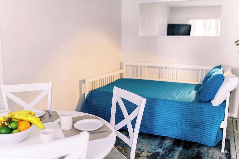 Beachside Gardens Apartments by Lowkl Premium 1-Bedroom Family Suite w/ Kitchen & Sofa Bed 3