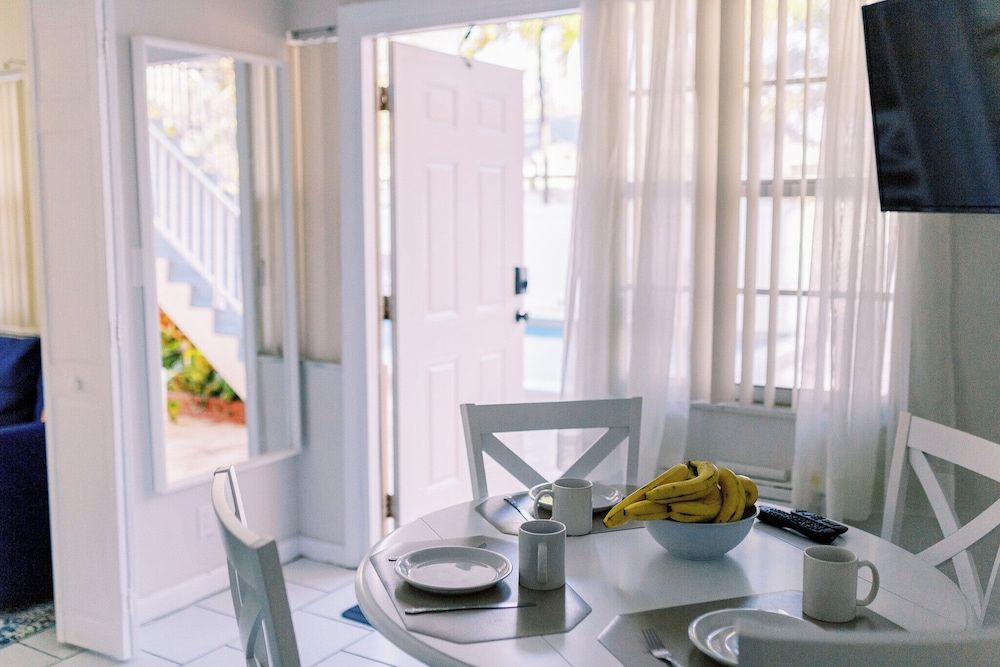 Beachside Gardens Apartments by Lowkl Premium 1-Bedroom Family Suite w/ Kitchen & Sofa Bed 4