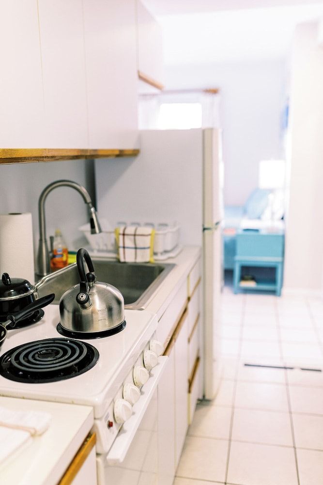 Beachside Gardens Apartments by Lowkl Superior Queen Studio w/ Kitchen & Sofa Bed 4