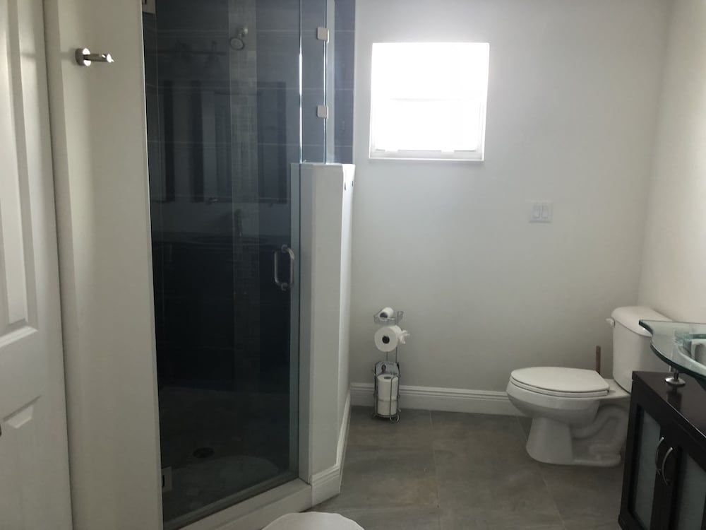 4 Bedroom Home by Ideal Experience VR House, 4 Bedrooms 8