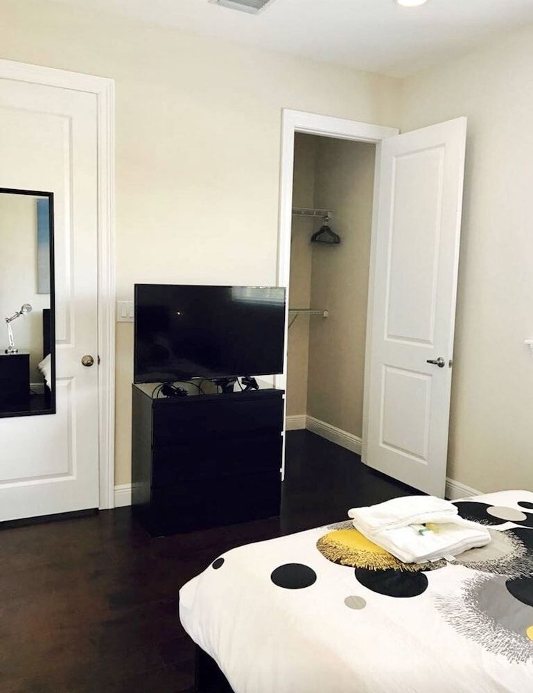 undefined 4BR Townhouse 906 by Ideal Experience VR 2