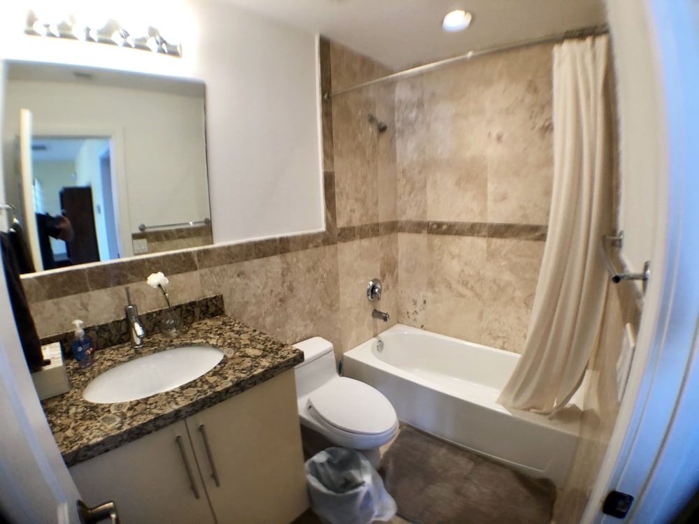 3BR Home wRooftop by Ideal Experience VR House, 3 Bedrooms (3.5 Bathrooms, Rooftop Patio) 7