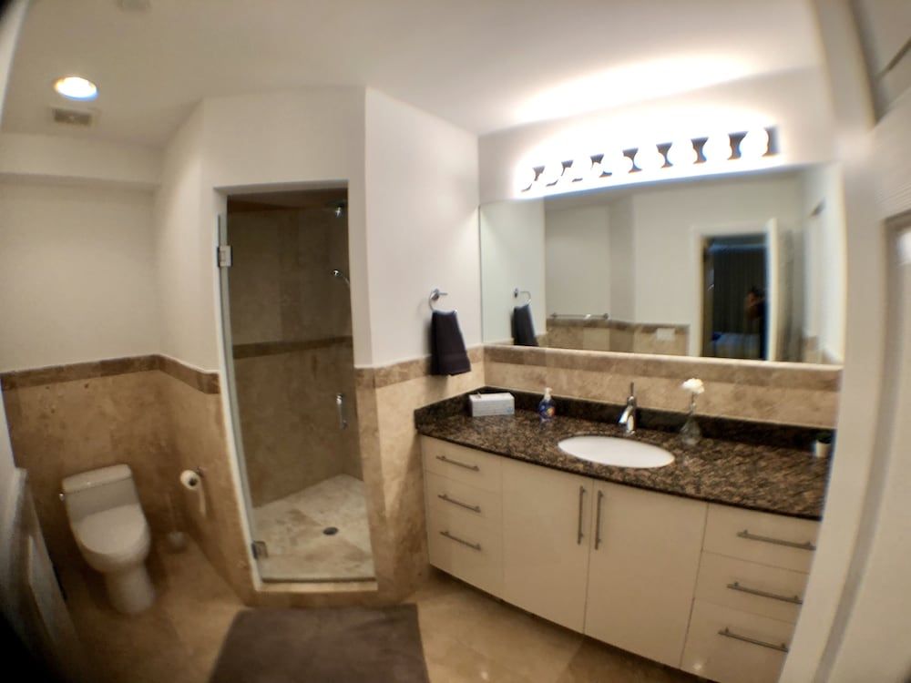 3BR Home wRooftop by Ideal Experience VR House, 3 Bedrooms (3.5 Bathrooms, Rooftop Patio) 8