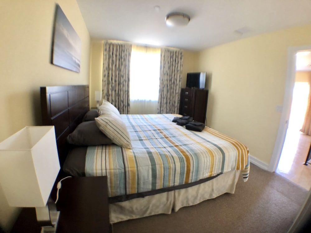 3BR Home wRooftop by Ideal Experience VR House, 3 Bedrooms (3.5 Bathrooms, Rooftop Patio) 4