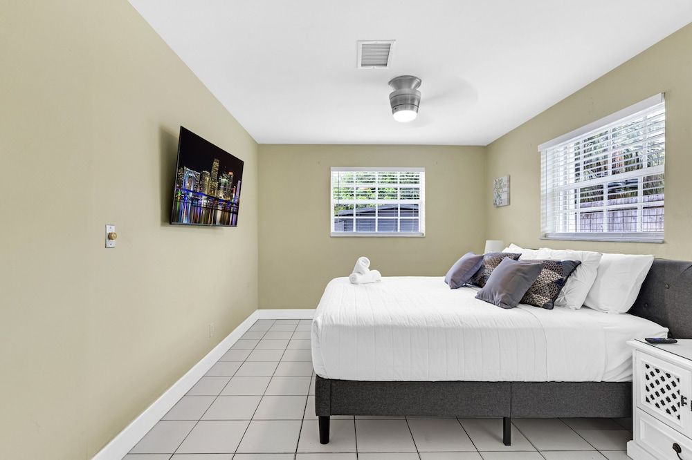 undefined Dania Hills w Pool 10 min to Beach 9