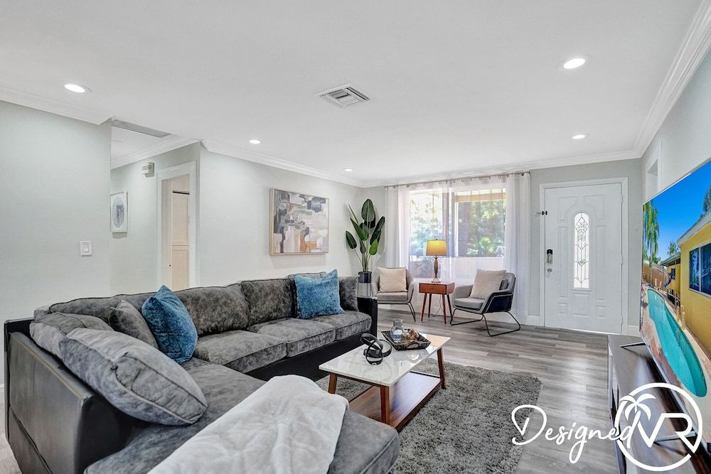 Beautiful 4 BR with Private Heated Pool House 17