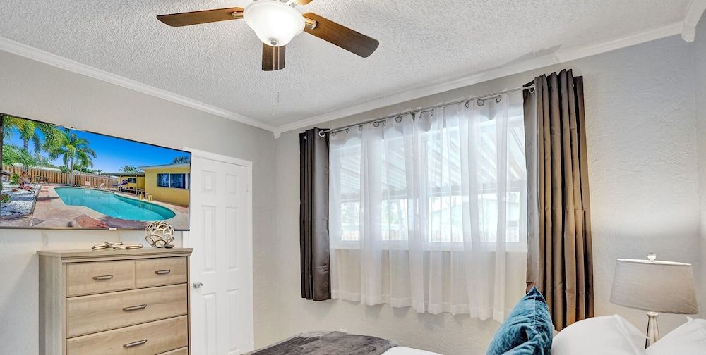 Beautiful 4 BR with Private Heated Pool House 11