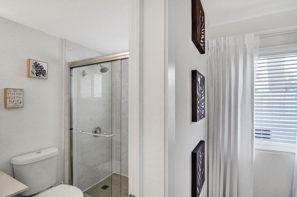 Waterfront Oasis w/ Enclosed Pool! House, Multiple Beds, Pool Access, Pool View 7