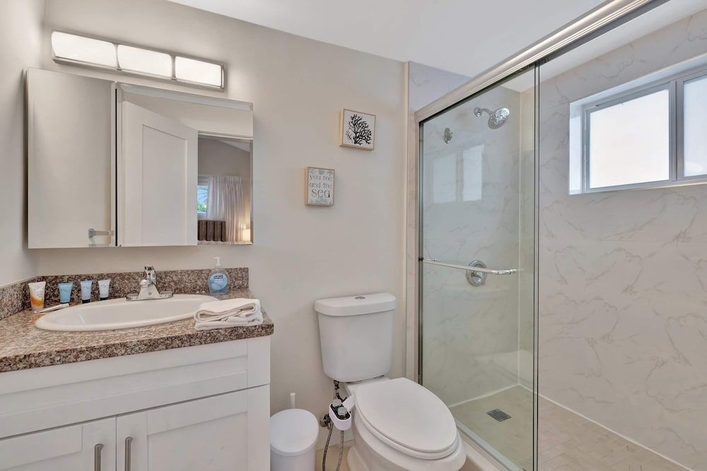 Waterfront Oasis w/ Enclosed Pool! House, Multiple Beds, Pool Access, Pool View 8