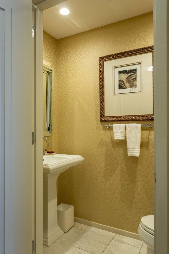 Luxury Condo on the Beach Apartment (1 Bedroom) 15