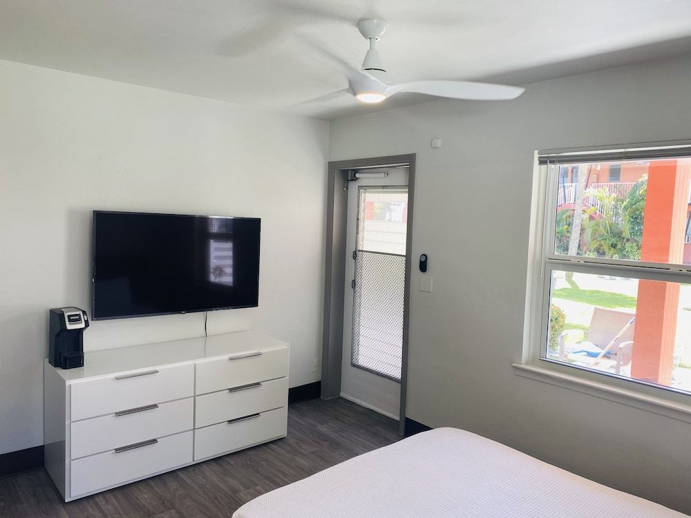 Rolo Beach Hotel Queen Room (Traditional Building) 4