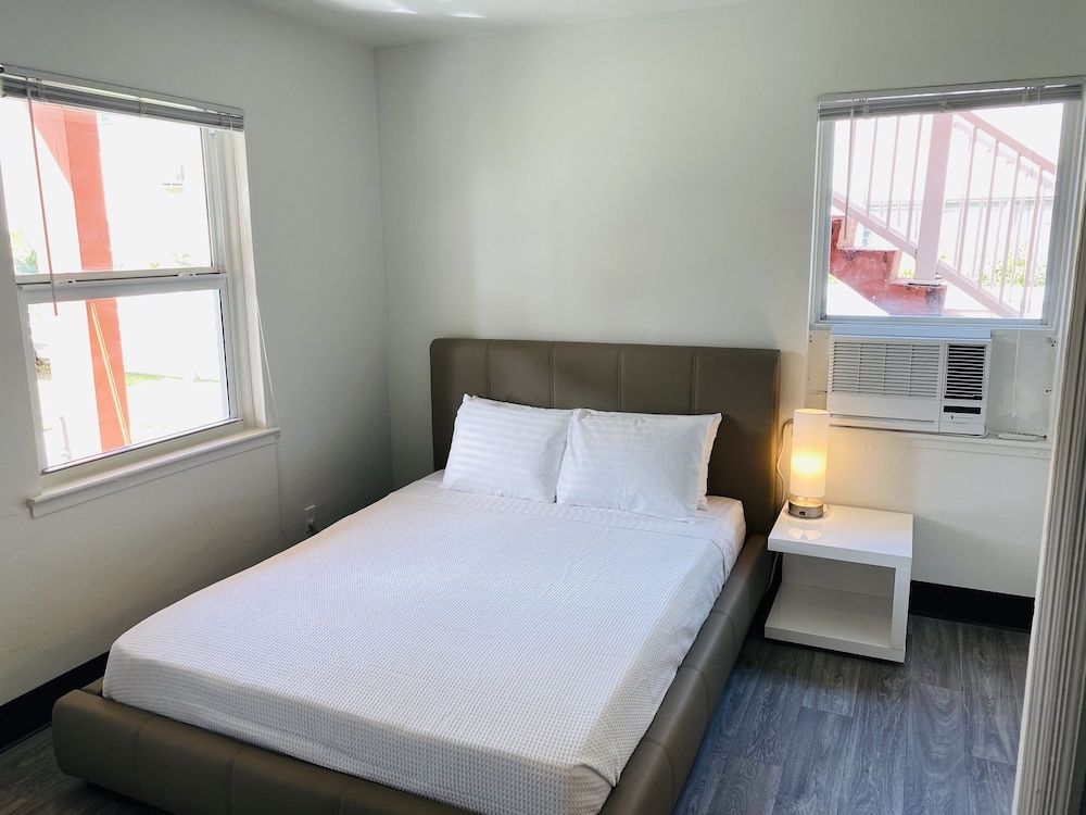 Rolo Beach Hotel Queen Room (Traditional Building) 2