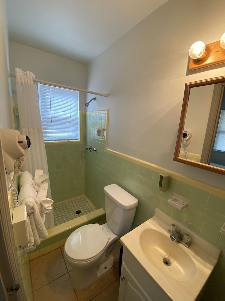 Rolo Beach Hotel Queen Room (Traditional Building) 3