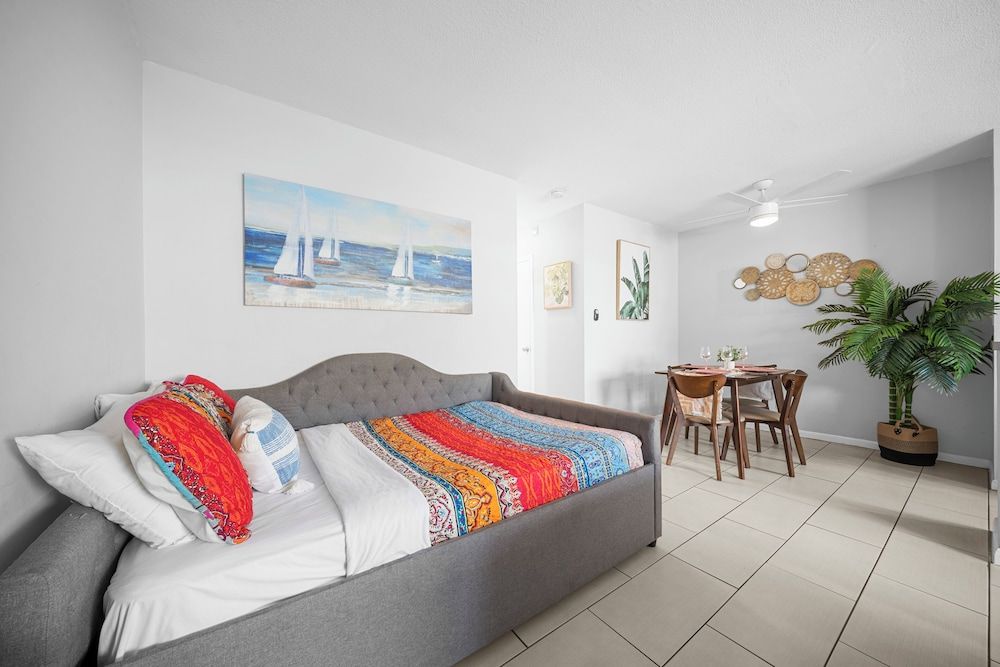 Bayview Apartments by Lowkl Superior Queen Studio w/ Kitchen & Futon 4