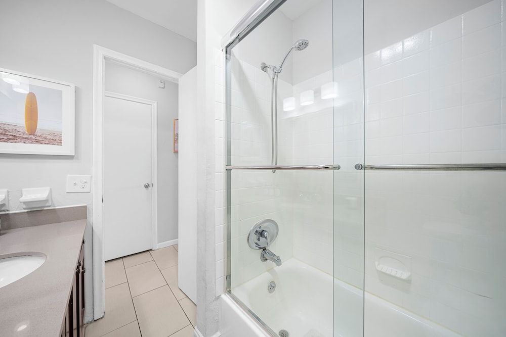 Bayview Apartments by Lowkl Superior Queen Studio w/ Kitchen & Futon 7