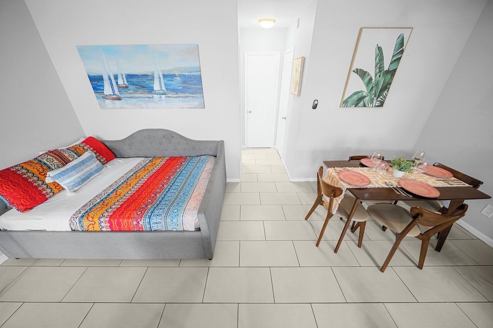 Bayview Apartments by Lowkl Superior Queen Studio w/ Kitchen & Futon 5