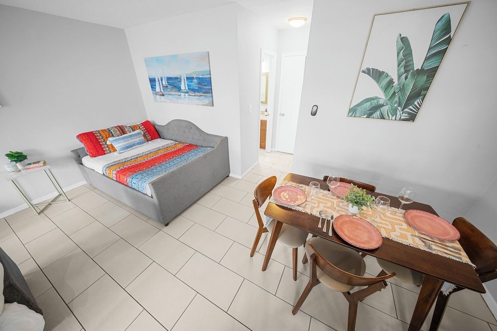 Bayview Apartments by Lowkl Superior Queen Studio w/ Kitchen & Futon 6