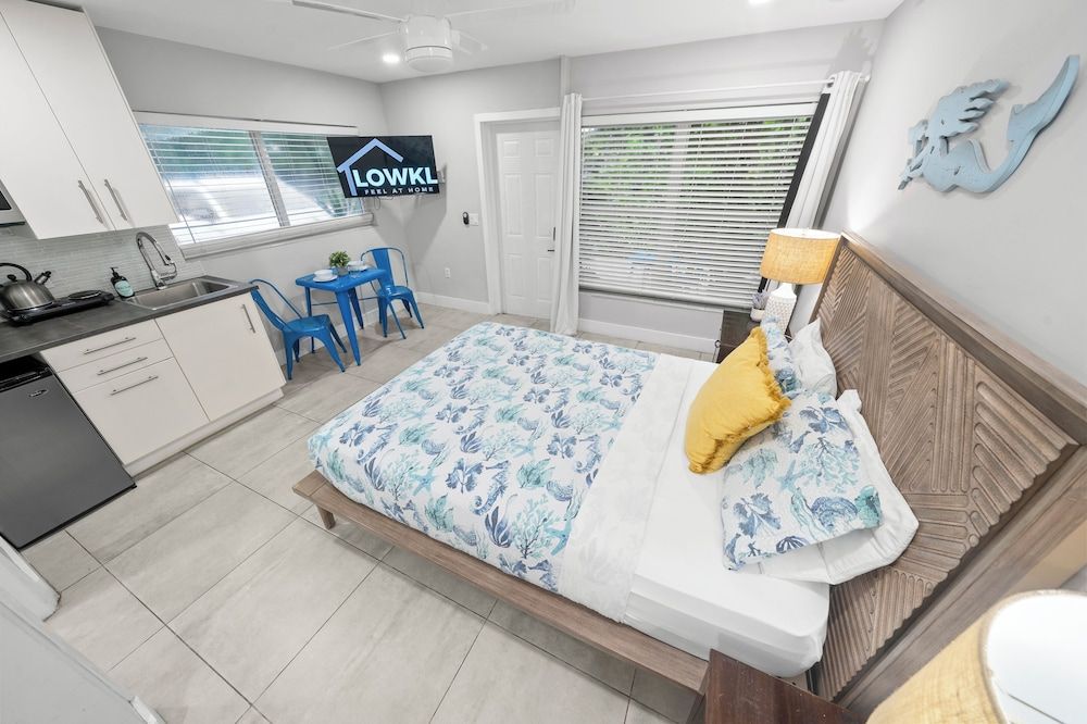 Casa Cordova by Lowkl Superior Queen Studio w/ Patio & Kitchenette 4