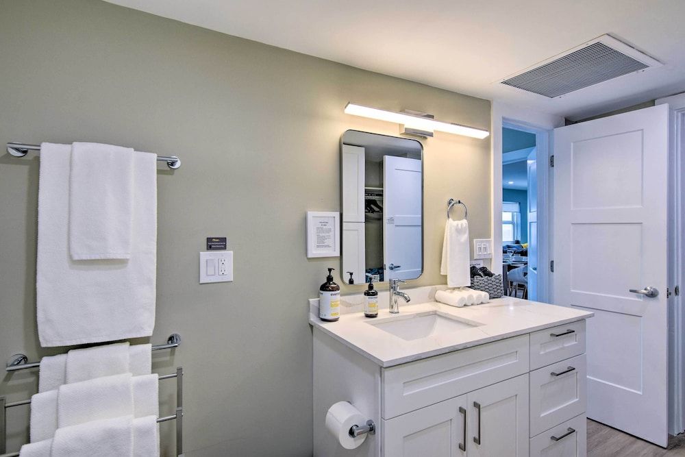 undefined Oceanfront Luxury 2/2 Condo w/ Amazing Views! 7