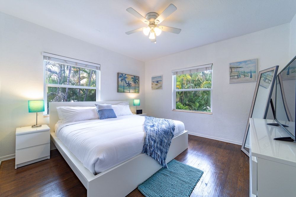 undefined The Blue Parrot 10