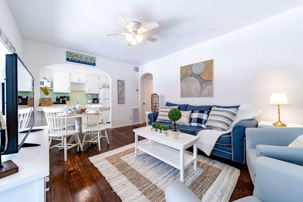 The Blue Parrot Standard Apartment 6