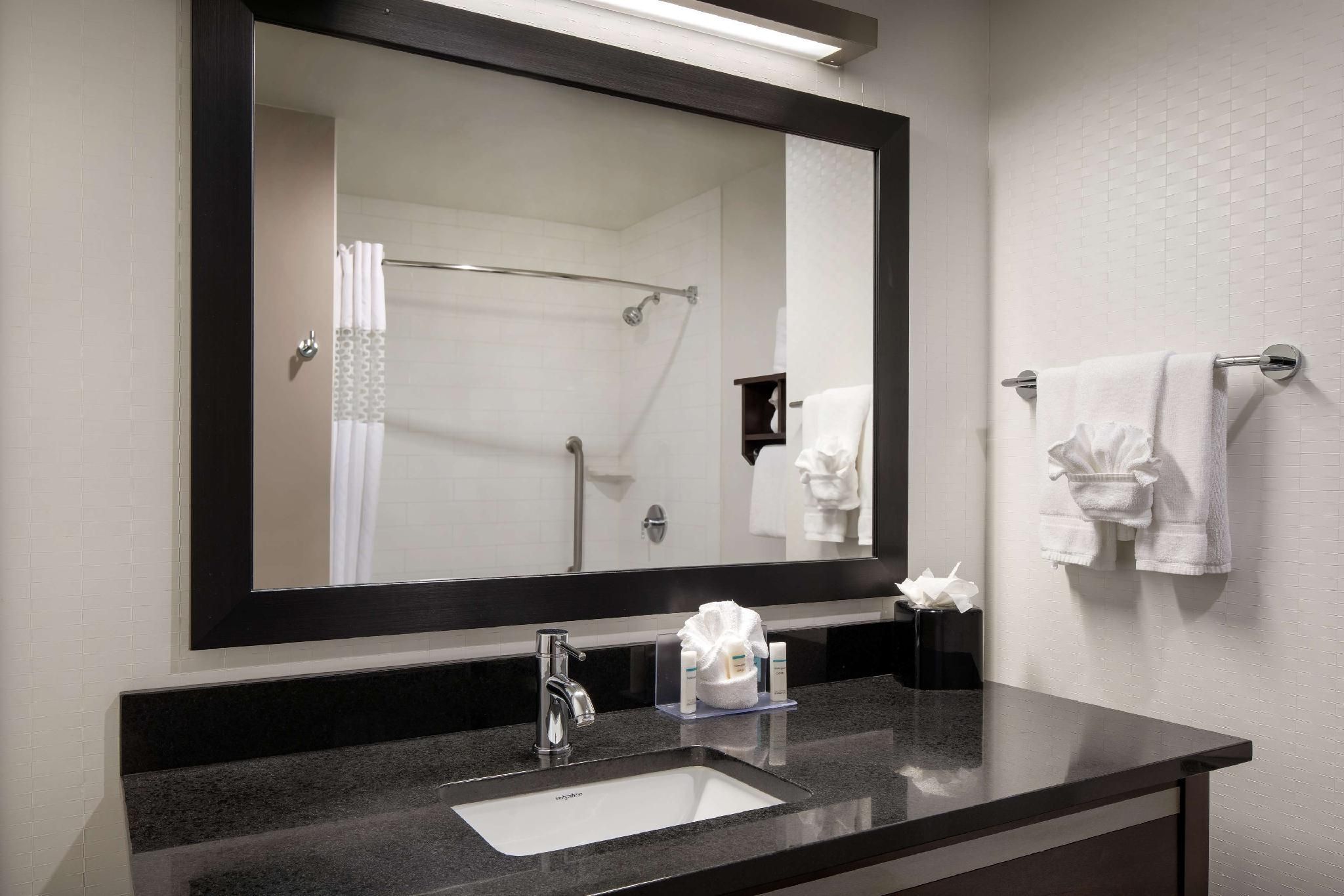 1 KING MOBILITY/HEARING ACCESS W/TUB NONSMOK