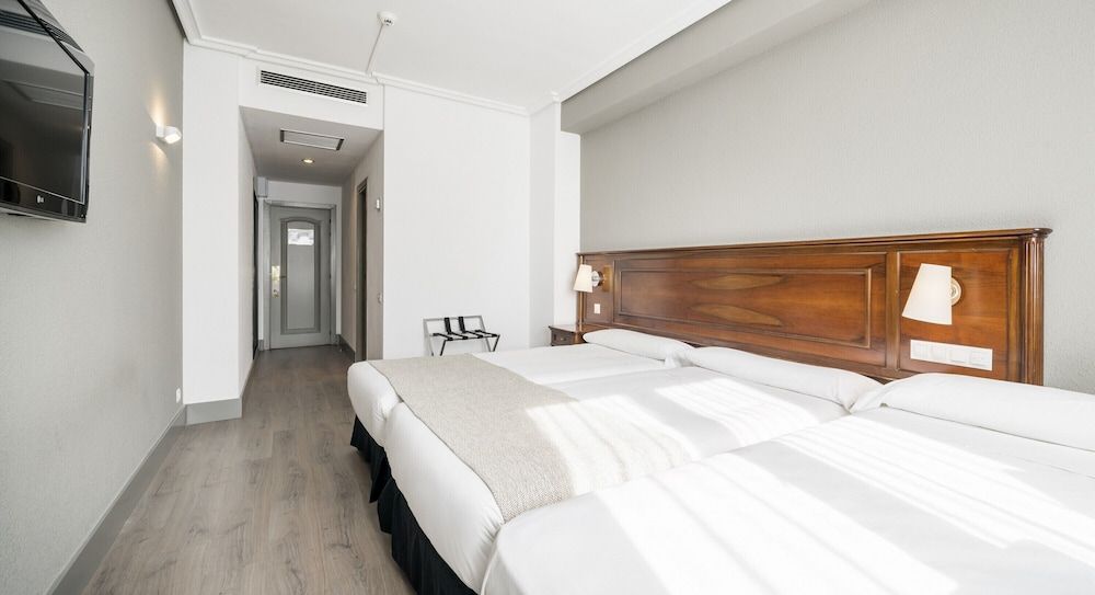 Hotel ILUNION Las Lomas Triple Room 5