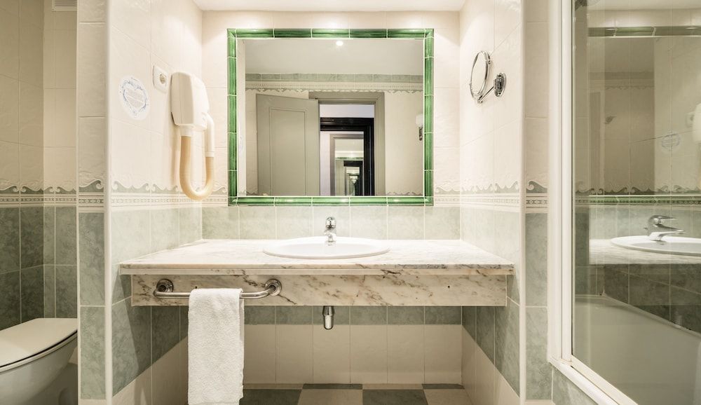 Hotel ILUNION Las Lomas Triple Room 8