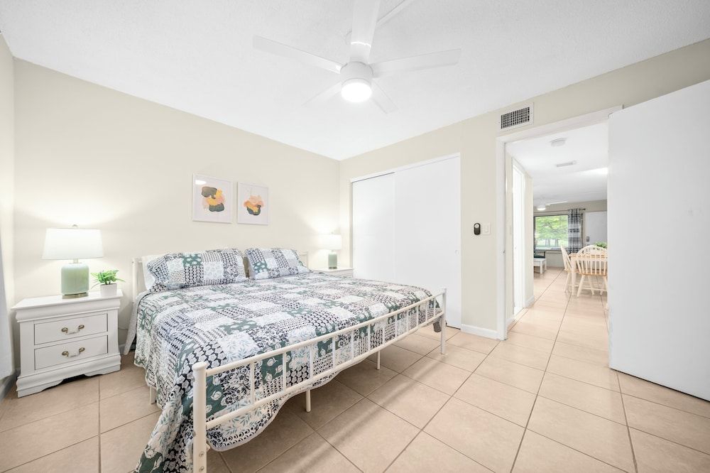 Riverwatch Apartments by Lowkl Premium Ground Floor 1-Bedroom King w/ Kitchen & Sofa Bed 4