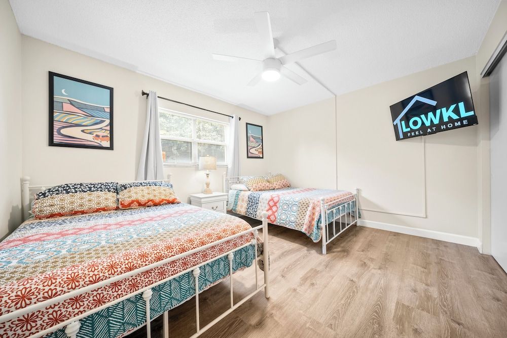Ground Flr 1-Bed Apt Full Kitchen 2 Full Beds