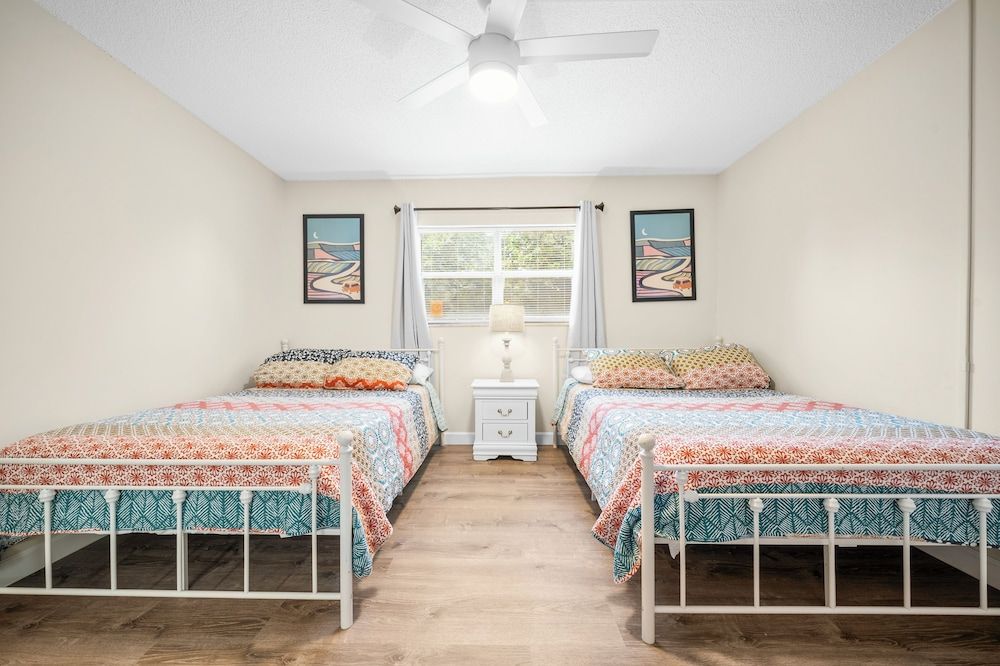 Ground Flr 1-Bed Apt Full Kitchen 2 Full Beds