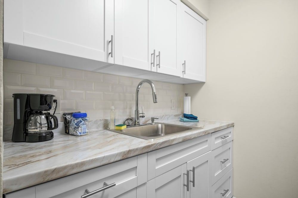 Riverwatch Apartments by Lowkl Deluxe 1-Bedroom Two Double w/ Kitchen & Sofa Bed 4