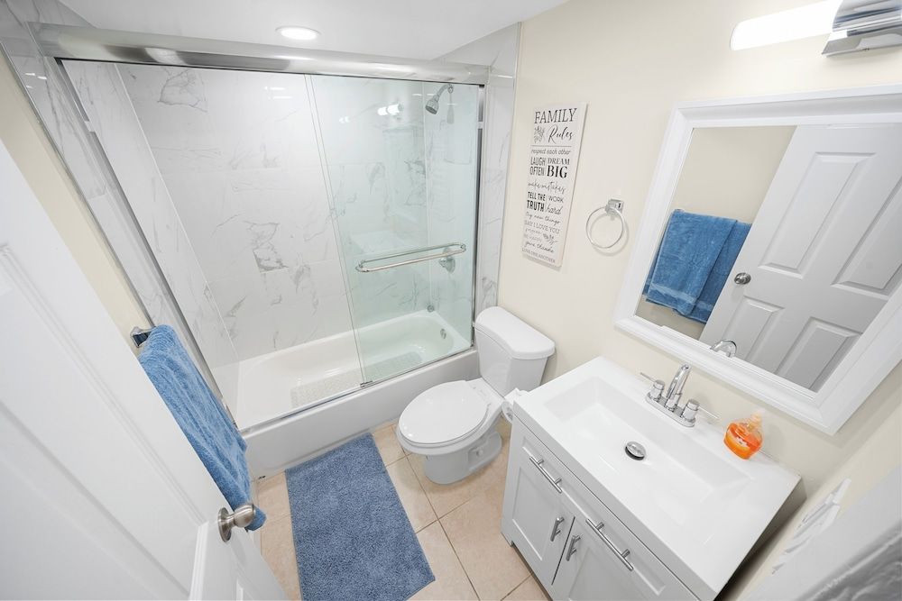 Riverwatch Apartments by Lowkl Deluxe 1-Bedroom King w/ Kitchen & Sofa Bed 2