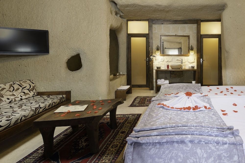 113 Junior Cave Suit with Jacuzzi