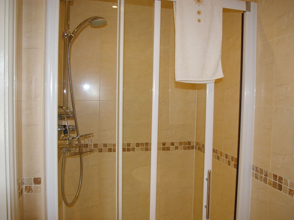 The Grange Suite, Ensuite 8